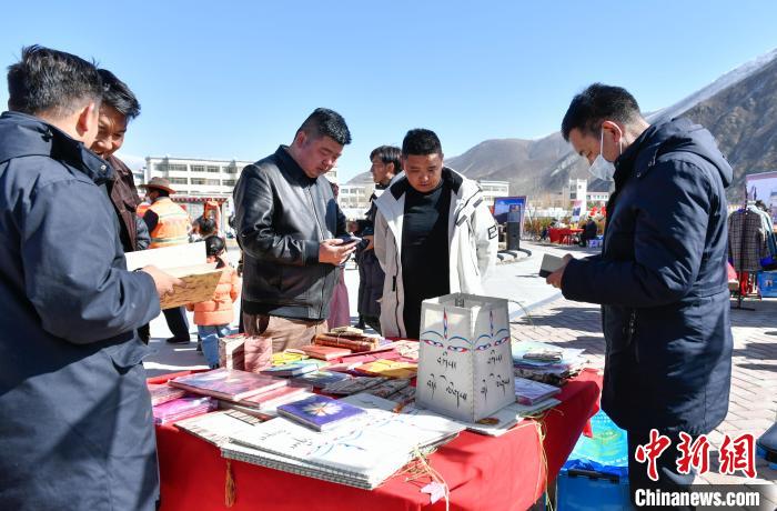 圖為展銷(xiāo)會(huì)現(xiàn)場(chǎng)?！∝暩聛?lái)松 攝