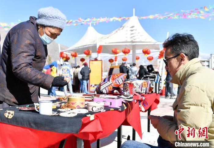 圖為展銷(xiāo)會(huì)現(xiàn)場(chǎng)?！∝暩聛?lái)松 攝