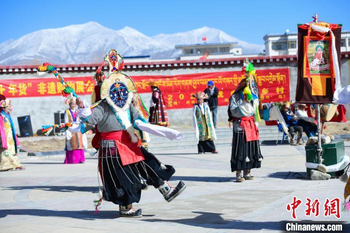 圖為藏戲非遺展演現(xiàn)場(chǎng)。　貢嘎來(lái)松 攝