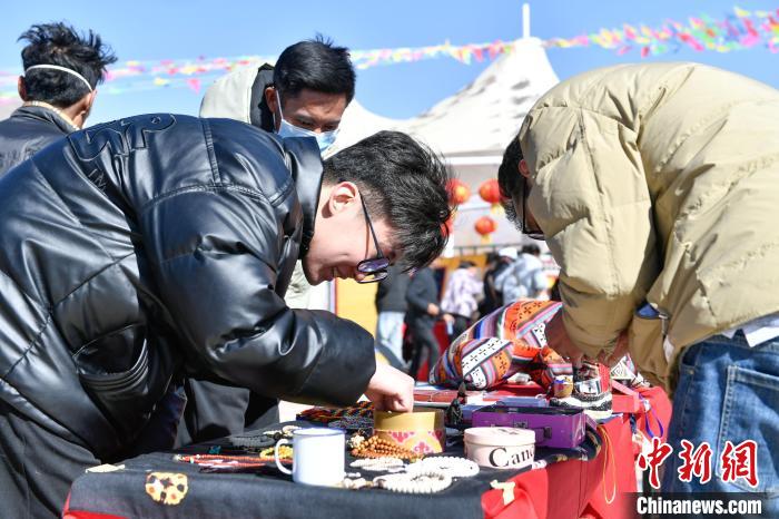 圖為展銷(xiāo)會(huì)現(xiàn)場(chǎng)?！∝暩聛?lái)松 攝