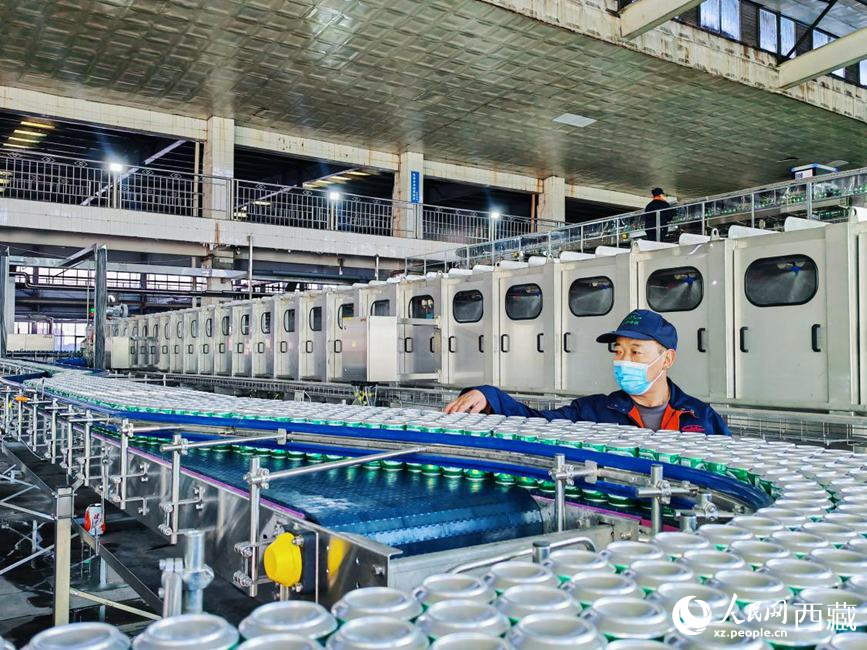 技術(shù)人員在生產(chǎn)線上檢查產(chǎn)品。人民網(wǎng) 李海霞攝