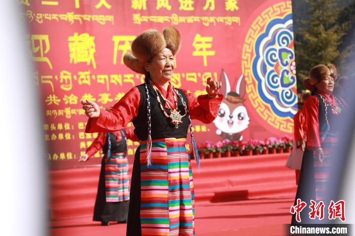 圖為藏歷新年活動(dòng)現(xiàn)場(chǎng)?！埩?攝