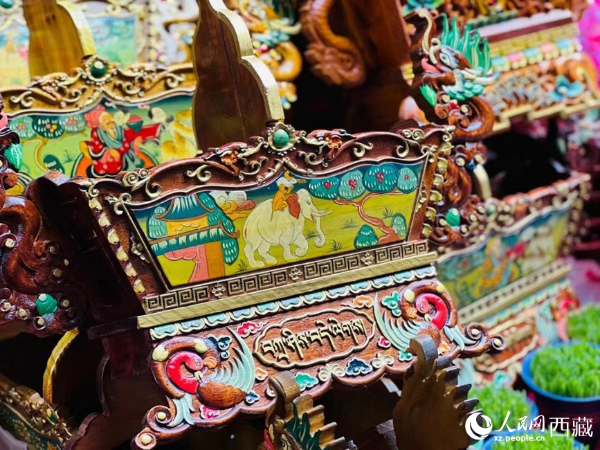 年貨市場上的切瑪盒（切瑪盒是藏歷新年吉祥物，是在精制斗型木盒中用隔板分開，分別盛入炒麥粒和糌粑，插上仔卓，象征著人壽年豐、吉祥如意）。人民網(wǎng) 次仁羅布攝