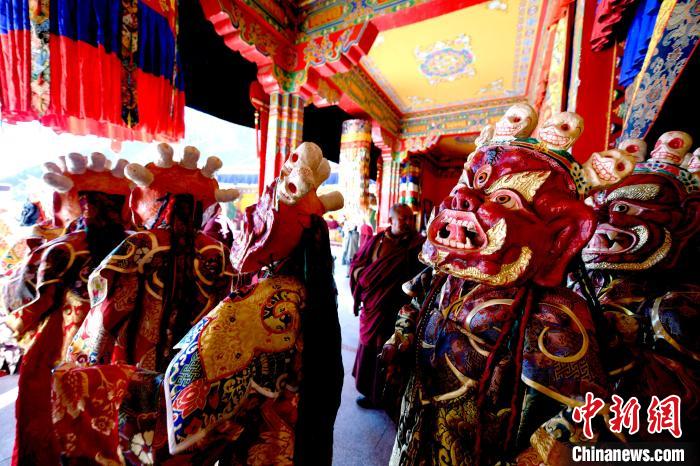 2月19日，楚布寺僧人們佩戴面具準(zhǔn)備參加跳神活動(dòng)?！±盍?攝
