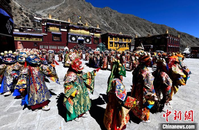 2月19日，楚布寺僧人們佩戴面具參加跳神活動(dòng)。　李林 攝