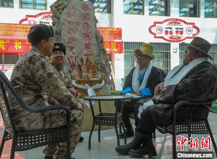 圖為阿里軍分區(qū)某邊防團(tuán)官兵與駐地群眾拉家常。　劉曉東 攝