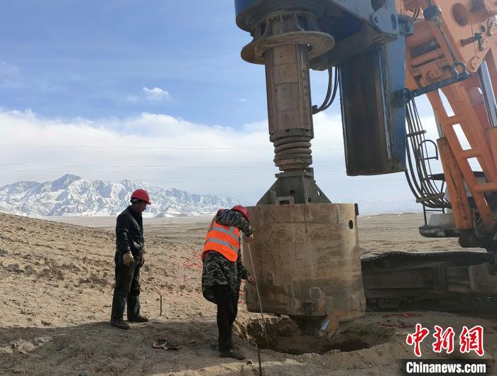 圖為施工人員檢查護(hù)筒高度。　劉益航 攝