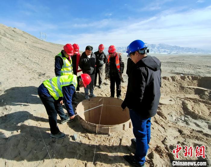 圖為施工人員檢查樁基護(hù)筒中心位置?！⒁婧?攝