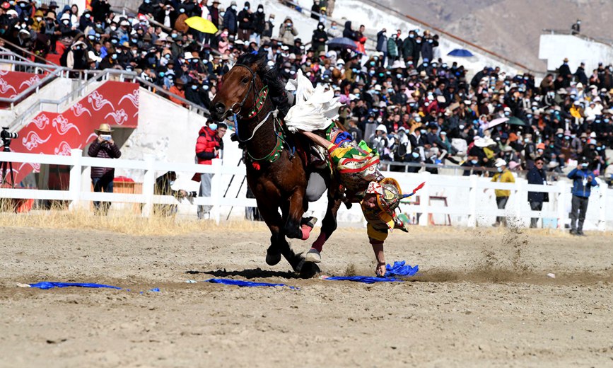 藏歷新年，精彩的馬術(shù)表演。潘多攝
