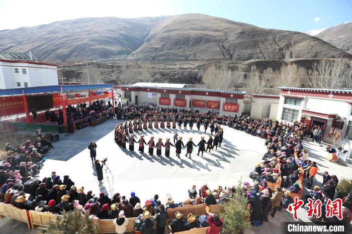 圖為匯報演出現(xiàn)場?！愔闈扇?攝