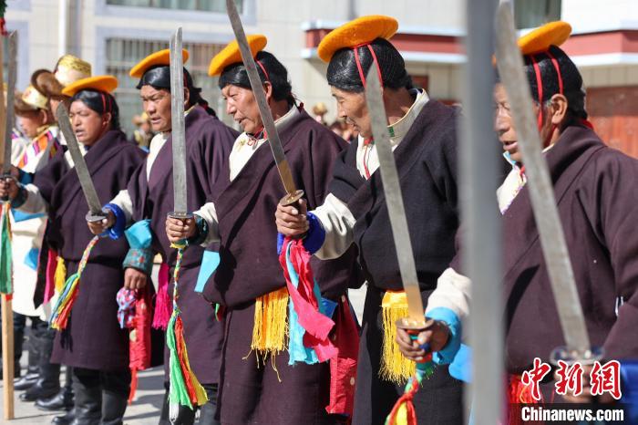 圖為藝人們手持藏刀表演加麻百·甲江?！愔闈扇?攝