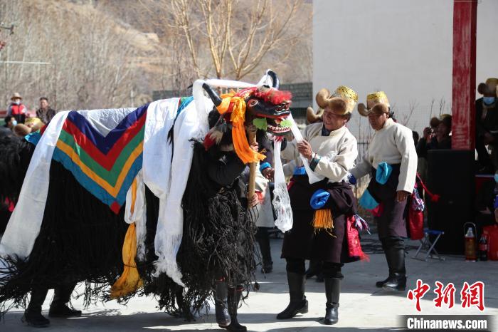 圖為民間藝人表演加麻百·甲江?！愔闈扇?攝