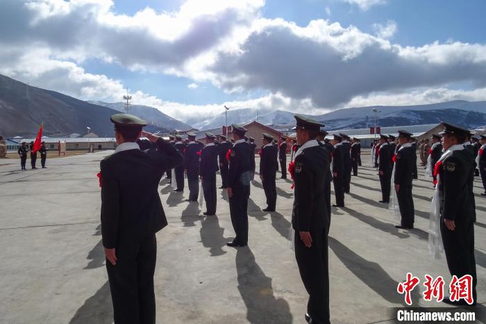 雪山下，退役士兵向軍旗敬軍禮?！±顚W(xué)文 攝