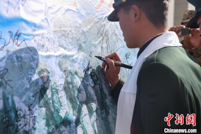 退役士兵簽名留念?！⒖≥x 攝