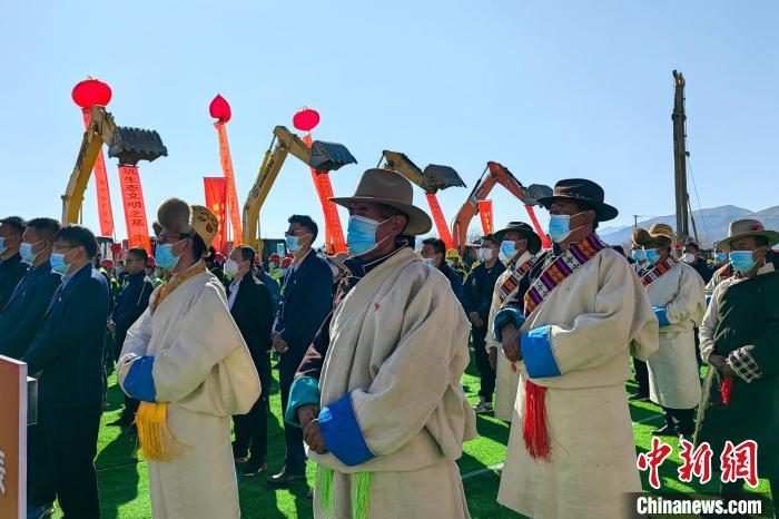 各方代表參加集中開復(fù)工儀式?！∧岈斪扛?攝