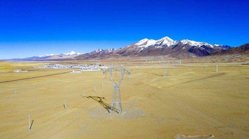 位于海拔4700多米的阿里聯(lián)網(wǎng)工程霍爾變電站。