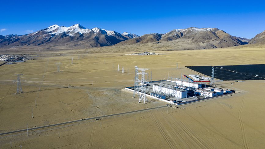 位于海拔4700多米的阿里聯(lián)網(wǎng)工程霍爾變電站。