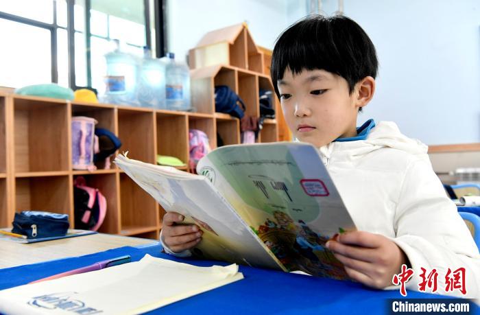3月14日，西藏拉薩市第一小學(xué)一年級六班學(xué)生丁增樂吉在閱讀藏語課本?！±盍?攝