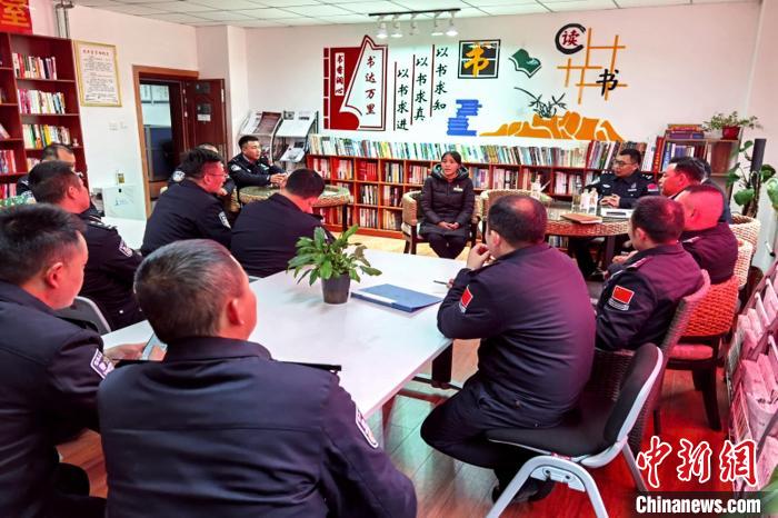 圖為亞東出入境邊防檢查站民警與銀行業(yè)務人員進行金融知識深入交流?！『?攝