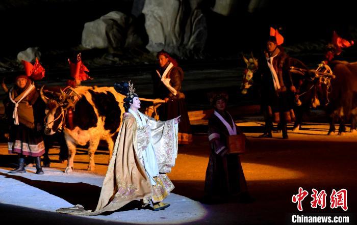 3月17日，西藏拉薩，《文成公主》大型史詩(shī)劇演出現(xiàn)場(chǎng)?！±盍?攝