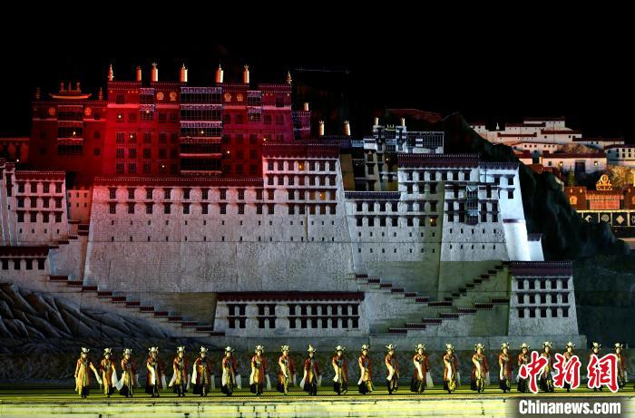 3月17日，西藏拉薩，《文成公主》大型史詩(shī)劇演出現(xiàn)場(chǎng)?！±盍?攝