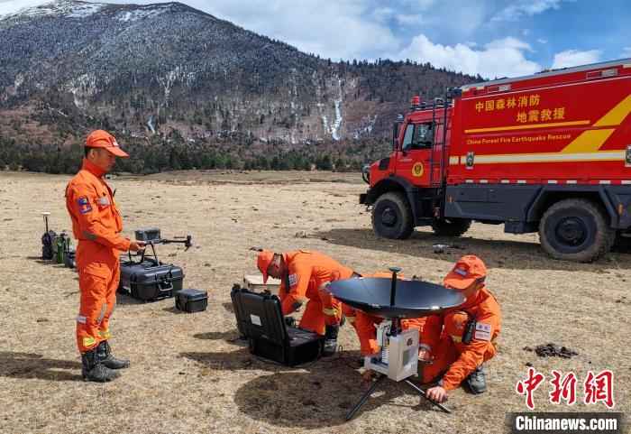 正在進(jìn)行通信通聯(lián)訓(xùn)練?！∥骼@拉翁 攝