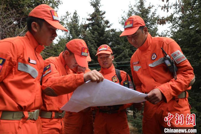 指戰(zhàn)員正在進(jìn)行地形勘察?！∥骼@拉翁 攝