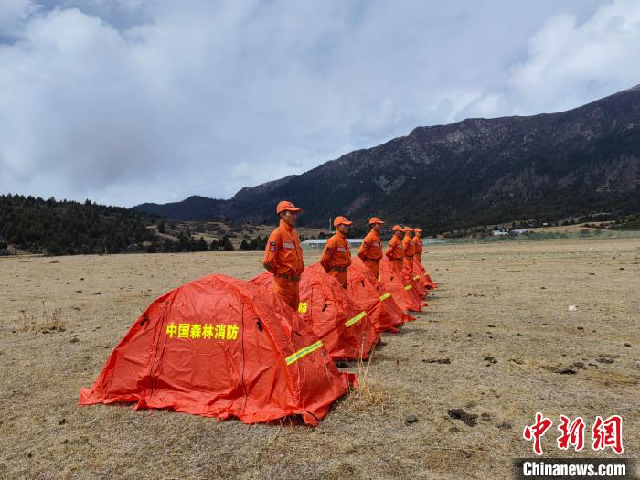 正在進(jìn)行帳篷搭設(shè)?！∥骼@拉翁 攝