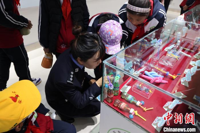 圖為亞東邊檢站民警為駐地小學生開展禁毒教育?！『?攝