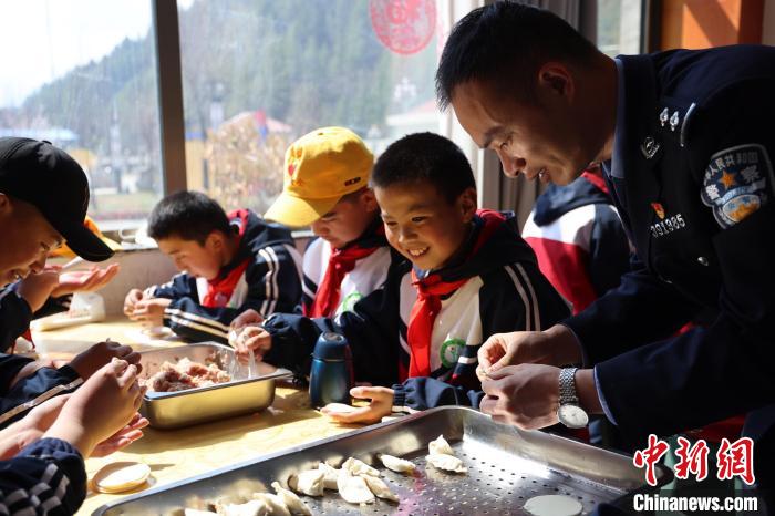 圖為亞東邊檢站民警與駐地小學生其樂融融包餃子?！『?攝