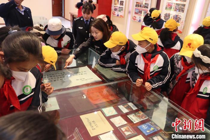 圖為亞東邊檢站民警為駐地小學生講解該站榮譽發(fā)展史?！『?攝