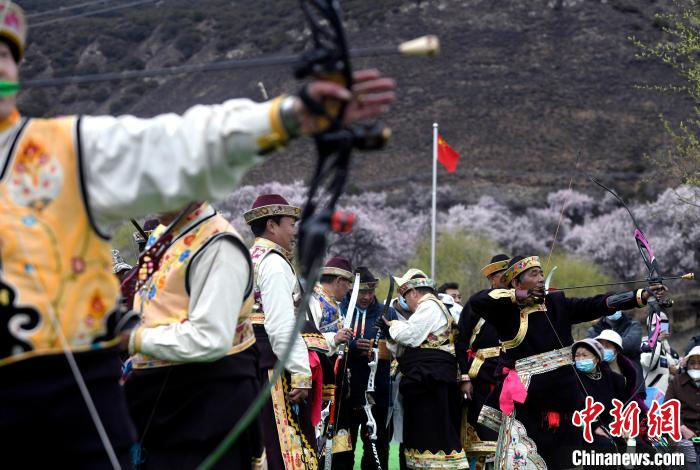 3月28日，選手參加響箭比賽?！±盍?攝