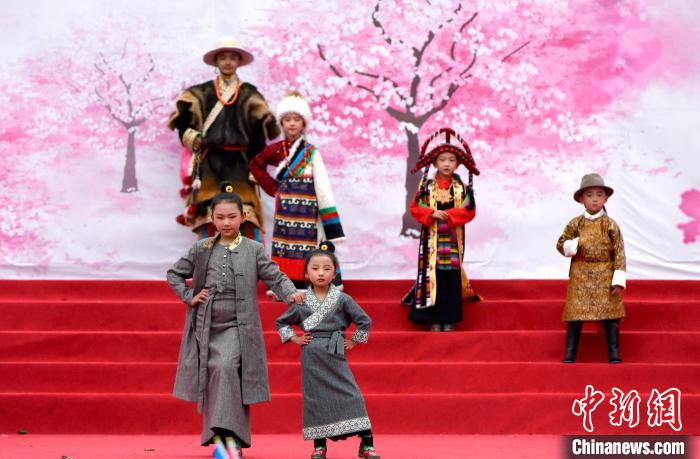 3月28日，西藏林芝第二十屆桃花旅游文化節(jié)開幕式上的文藝表演。　李林 攝