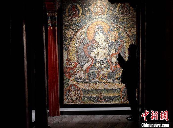 3月31日，觀眾欣賞展覽中的作品?！±盍?攝