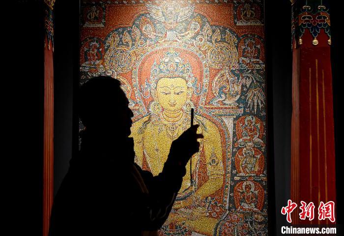 3月31日，觀眾欣賞展覽中的作品?！±盍?攝