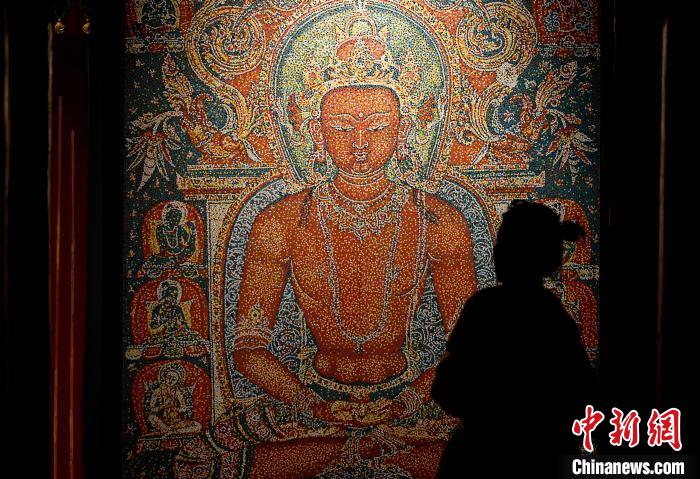 3月31日，觀眾欣賞展覽中的作品?！±盍?攝