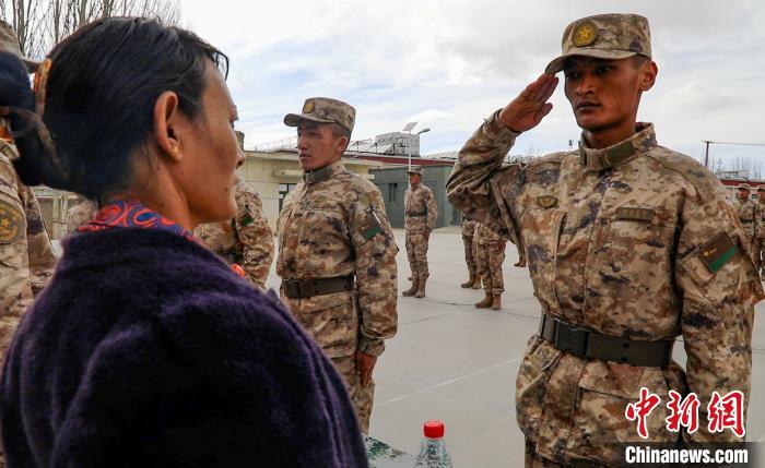 圖為列兵扎西加央向母親敬禮?！詵| 攝