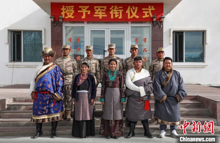 圖為列兵代表與親人合影留念?！詵| 攝