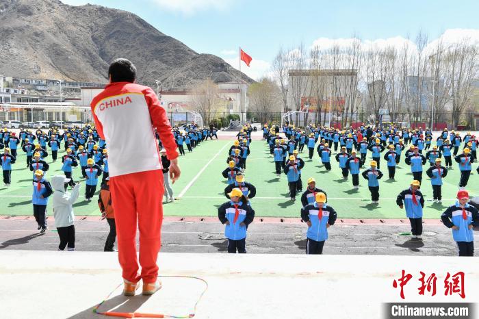 圖為學(xué)生在跳繩教練齊景龍的指導(dǎo)下做準(zhǔn)備運(yùn)動(dòng)?！∝暩聛?lái)松 攝