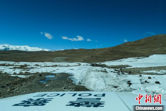 4月5日，普瑪江塘邊境派出所巡邏車通過冰河路段?！〗w波 攝