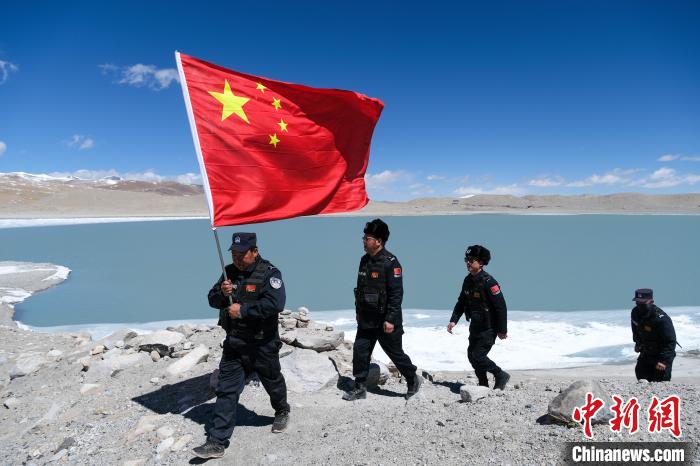 4月5日，普瑪江塘邊境派出所民輔警進行邊境巡邏。　江飛波 攝