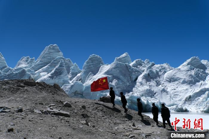 4月5日，普瑪江塘邊境派出所民輔警巡邏至四零冰川附近。　江飛波 攝