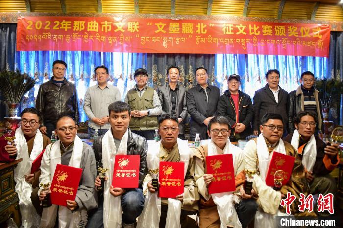 圖為獲獎(jiǎng)人員合影留念?！∝暩聛?lái)松 攝