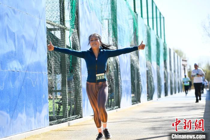 圖為5公里歡樂跑現(xiàn)場?！∝暩聛硭?攝