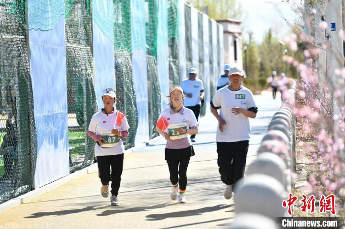 圖為5公里歡樂跑現(xiàn)場?！∝暩聛硭?攝