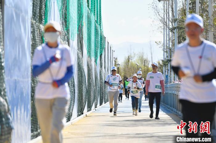 圖為5公里歡樂跑現(xiàn)場。　貢嘎來松 攝