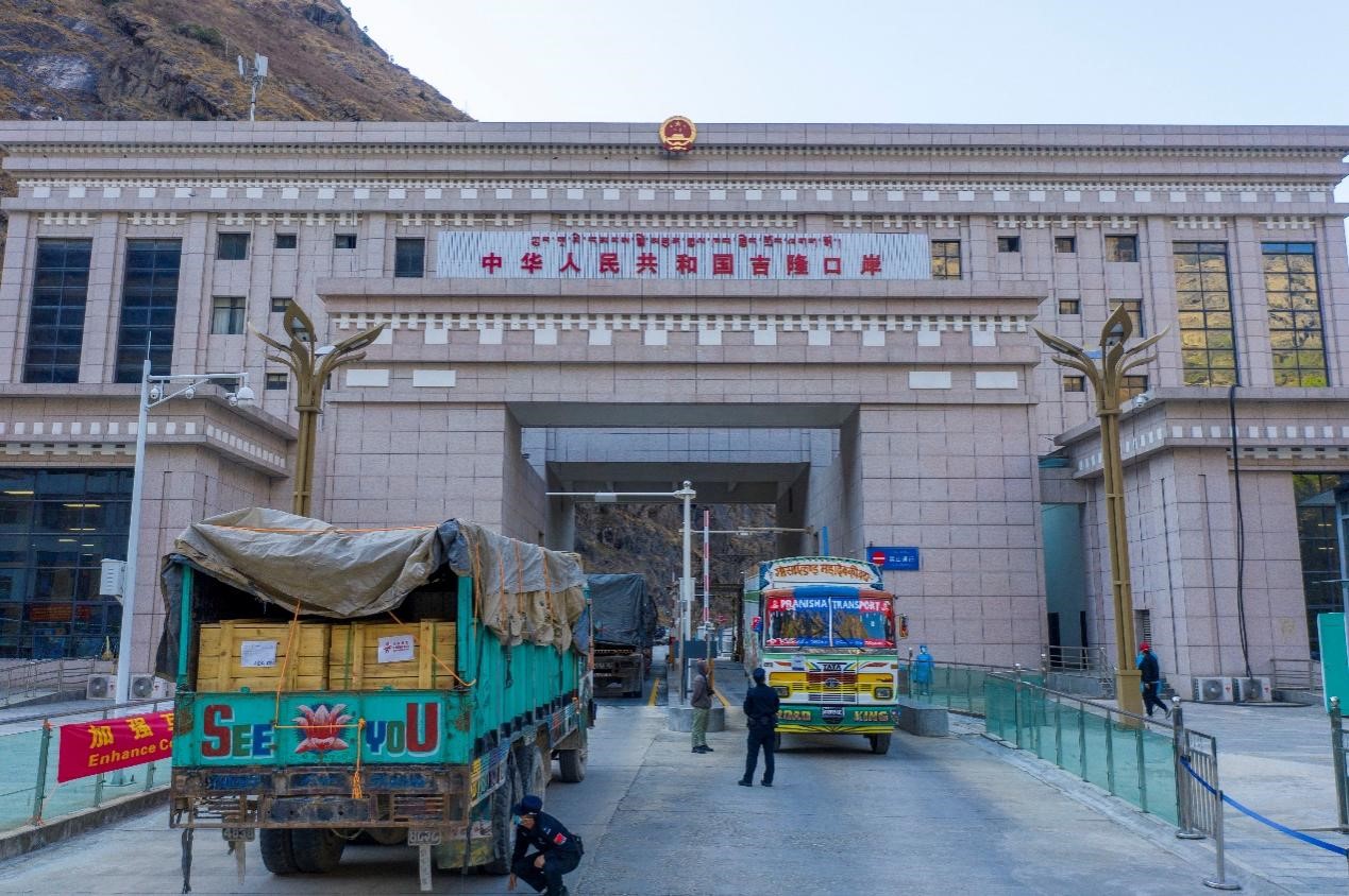 吉隆口岸移民管理警察正在檢查出入境車輛。人民網(wǎng)記者 唐宋攝