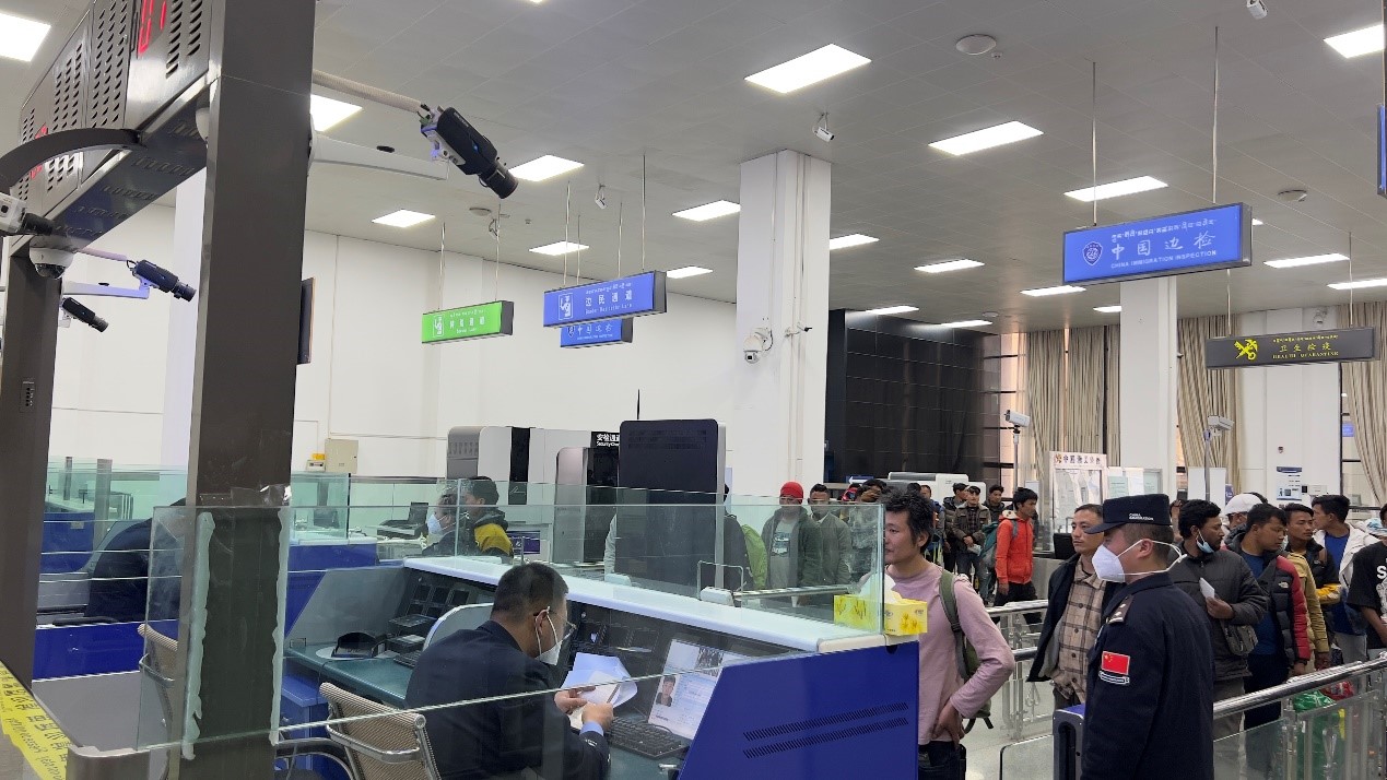 吉隆口岸移民管理警察正在查驗護(hù)照。人民網(wǎng)記者 唐宋攝