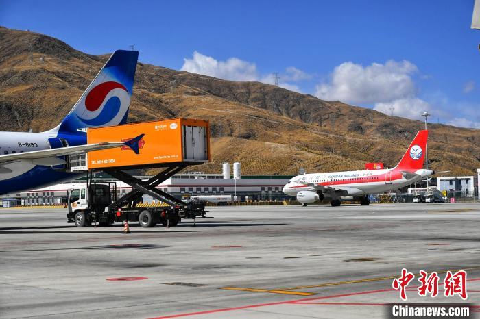 圖為藍(lán)天下的高原機(jī)場(chǎng)?！≈芎?攝