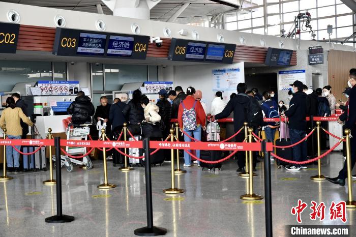 圖為旅客辦理登機(jī)手續(xù)?！≈芎?攝